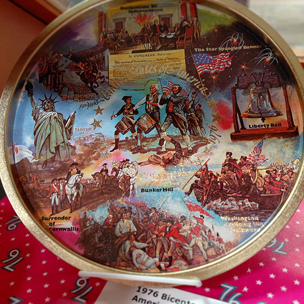 Image of a bicentennial-themed serving platter featuring the Liberty Bell, Statue of Liberty, and the signing of the Declaration of Independence 
