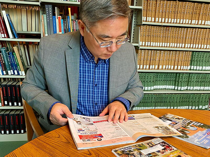 East Asian Librarian Tao Yang reads Sino Monthly.