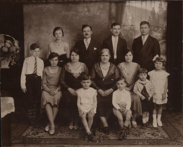 Pallantios family portrait, 1930